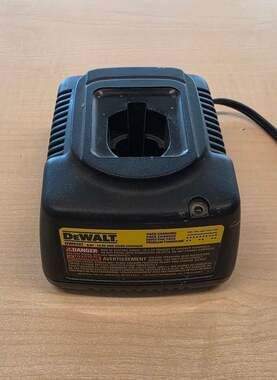 Dewalt Dw9107 9.6v - 14.4v One Hour Battery Charger